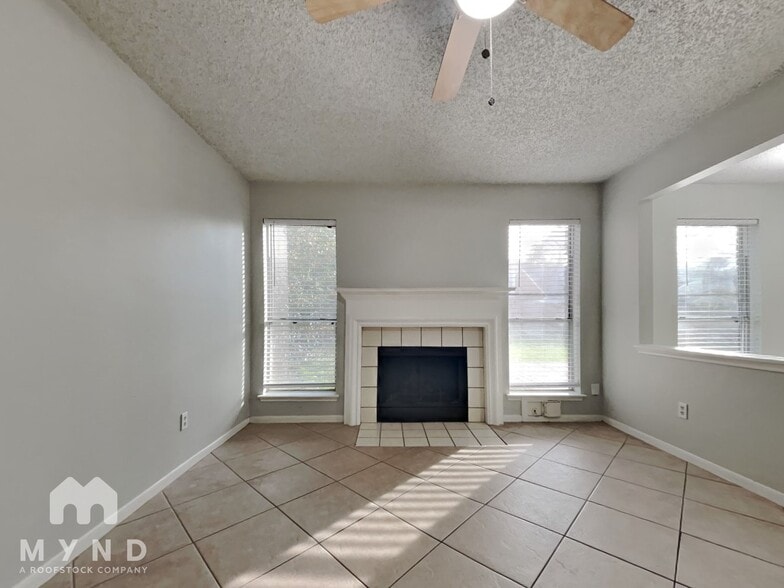 Building Photo - 18163 Holly Green Dr