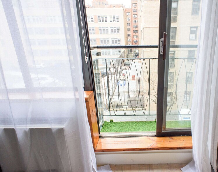 Building Photo - 244 E 75th St