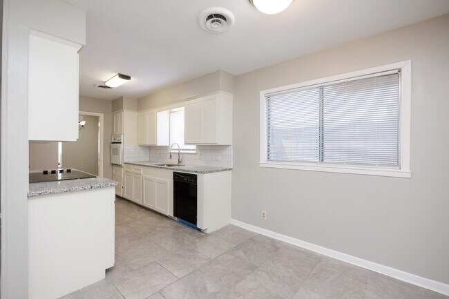 Building Photo - 207 Blanco Dr