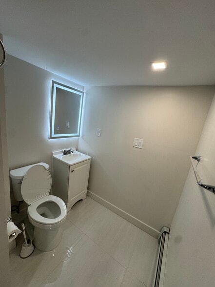 Building Photo - 2050 E Saint Georges Ave