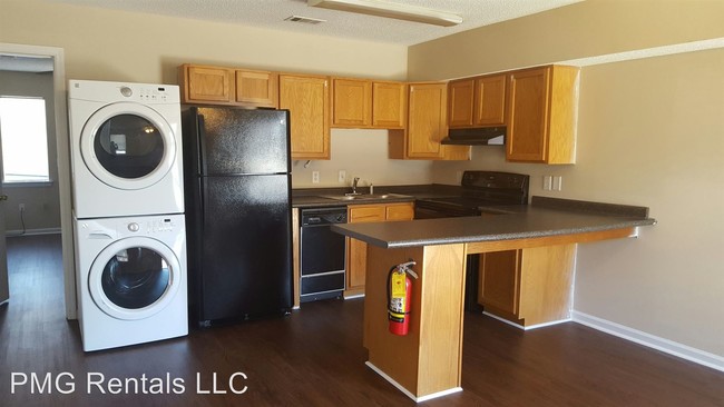 Building Photo - 1 br, 1 bath Room For Rent - 220 Lanier Dr