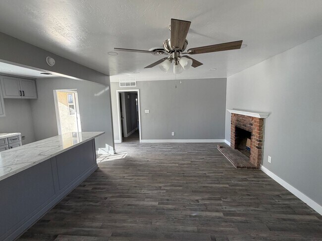 Building Photo - Newley Remodeled 3 BD 2 BA house with Big lot in SW Bakersfield