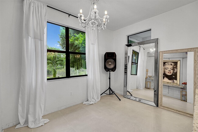 Building Photo - 455 NW 33rd Ln