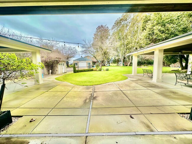 Building Photo - Gorgeous 4/3 Country Estate with 2000sf Barn