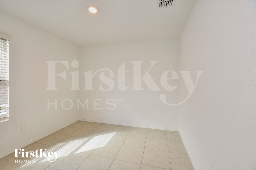 Building Photo - 1069 Crestview Dr