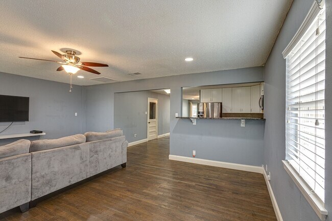 Building Photo - 9621 Rustown Dr