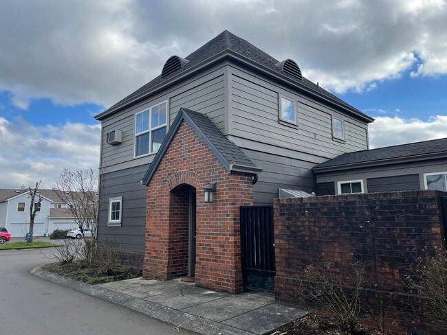 Building Photo - *** 1/2 MONTH FREE & FREE APPLICATION FEE ...