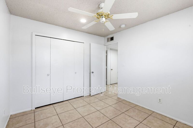 Building Photo - 2245 W Glenrosa Ave