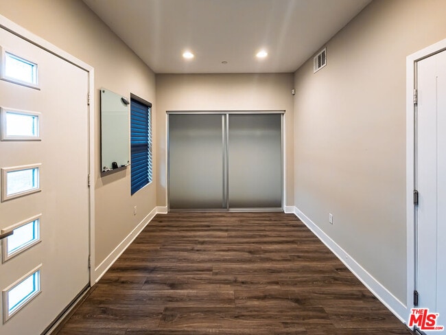 Building Photo - 2753 Waverly Dr