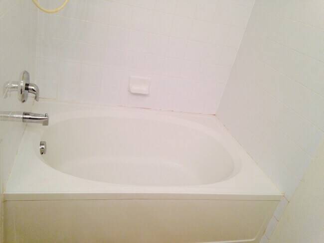 Building Photo - "Spacious 2-Bed, 2-Bath Condo Gem with Garage in Vibrant Denver Locale!"