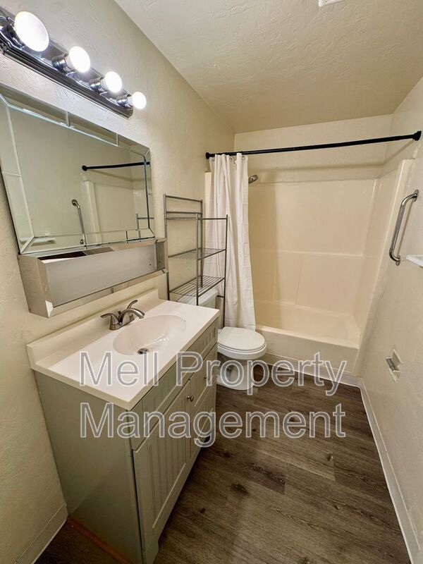 Building Photo - 861 Ellinor Ave