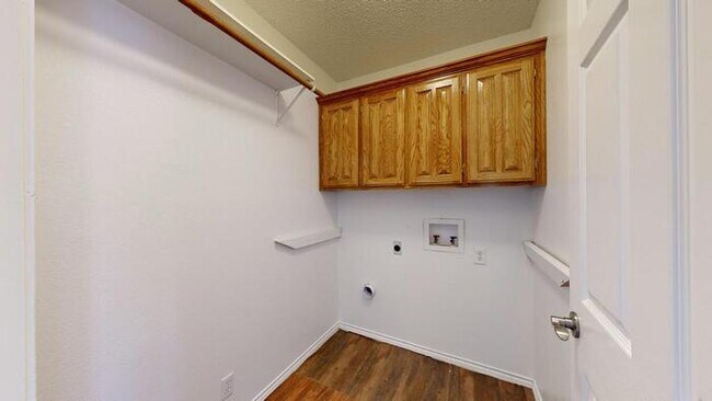 Building Photo - 3 bed 2 bath home, 2 car garage
