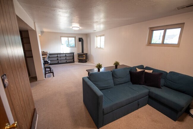 Building Photo - 757 N Hills Dr