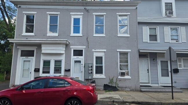 Building Photo - 405 York St