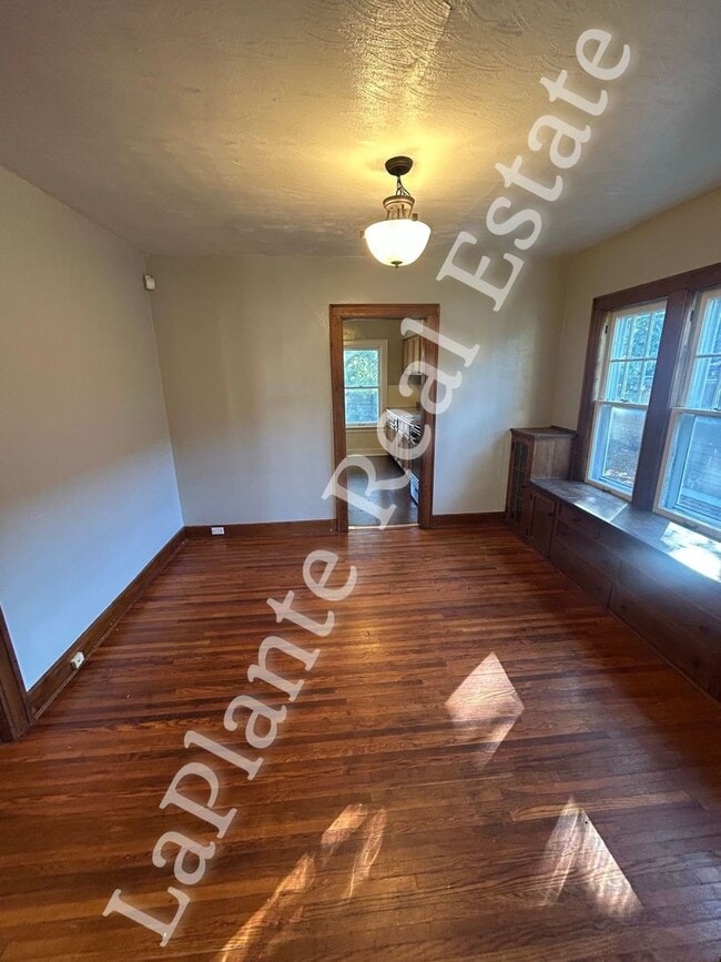 Building Photo - Charming 3-Bedroom Bungalow in Five Points – Perfect Location & Value