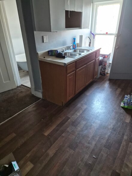 Kitchen sink area - 10113 Parkgate Ave