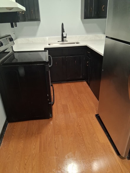 Building Photo - 1379 River Dr