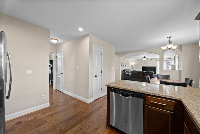 Building Photo - 1006 Sunrise Dr