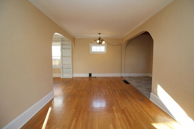 Building Photo - Adorable 2++ Bedroom, 2 Bath Brooklyn Bungalow - steps to MAX line