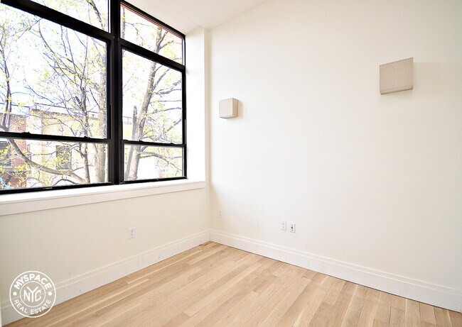 Building Photo - 21 Monitor St