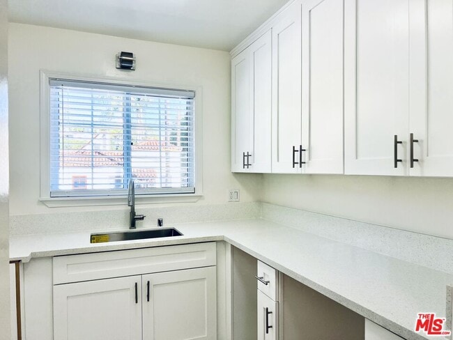 Building Photo - 2401 Beachwood Dr