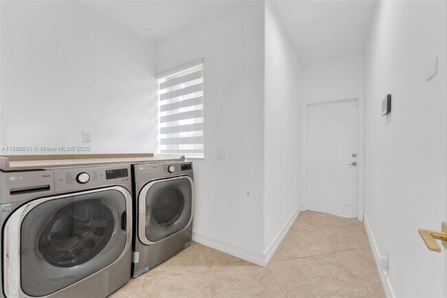 Building Photo - 420 Montclaire Dr
