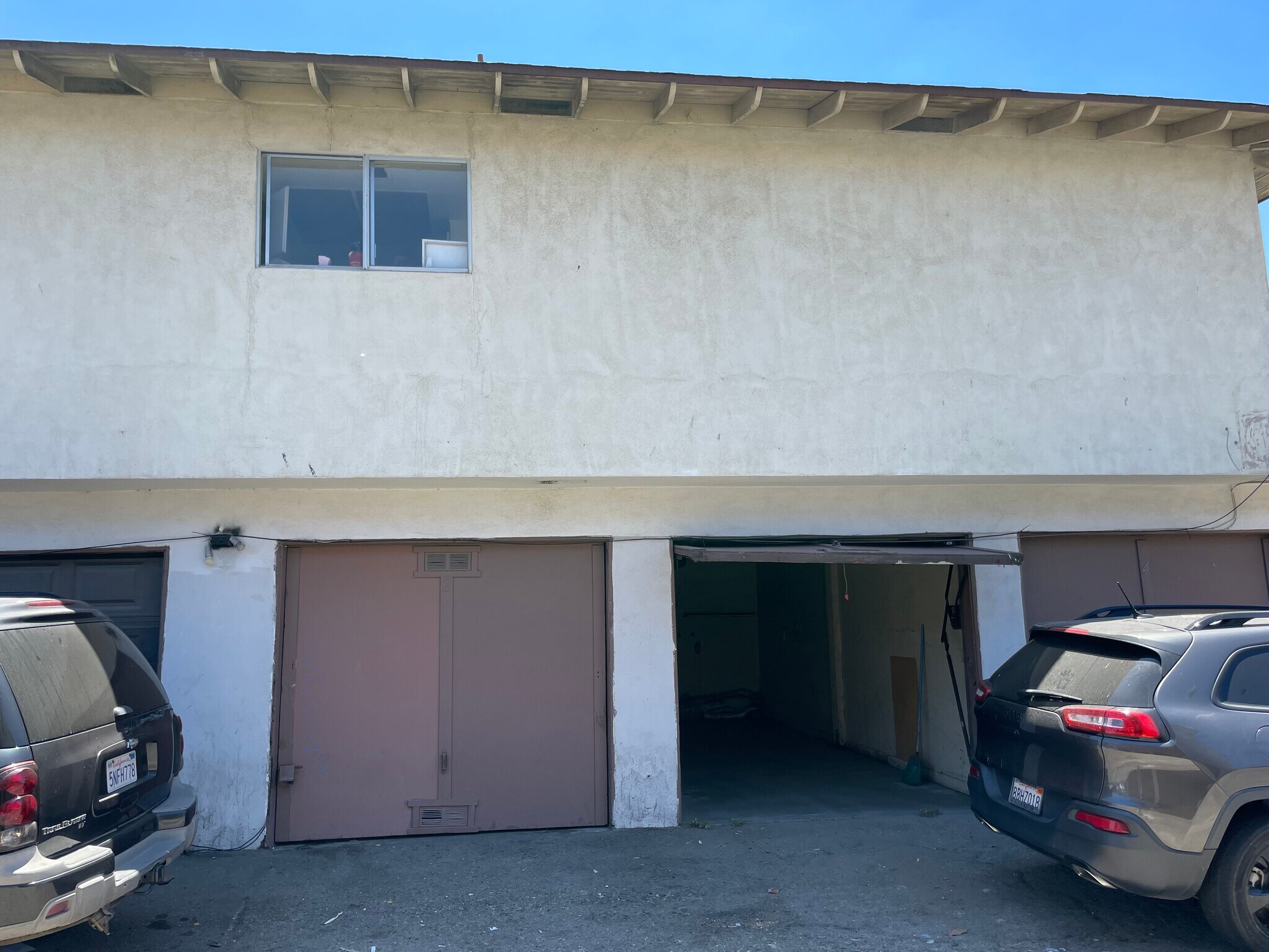 Garage - 1011 W 7th St