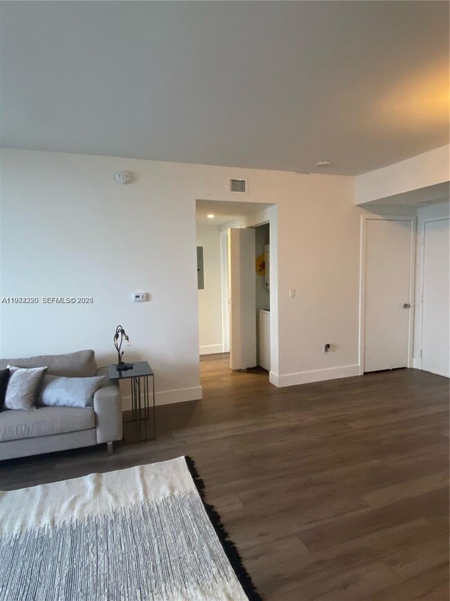 Building Photo - 1010 SW 2nd Ave