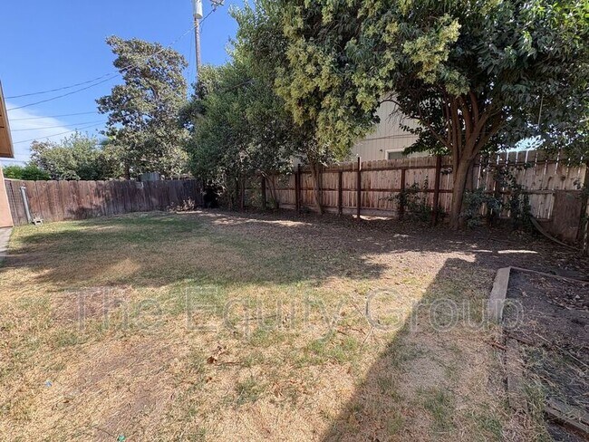 Building Photo - 1747 W Connelly Ave