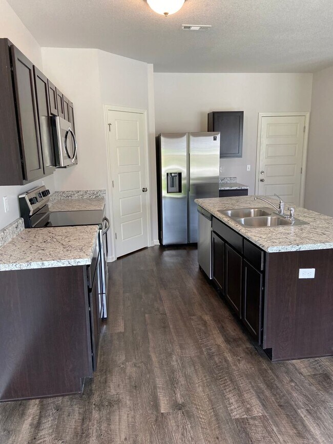 Building Photo - Pre-Leasing Now: Comfortable 3-Bedroom, 2.5-Bath Home in Oak Woods!