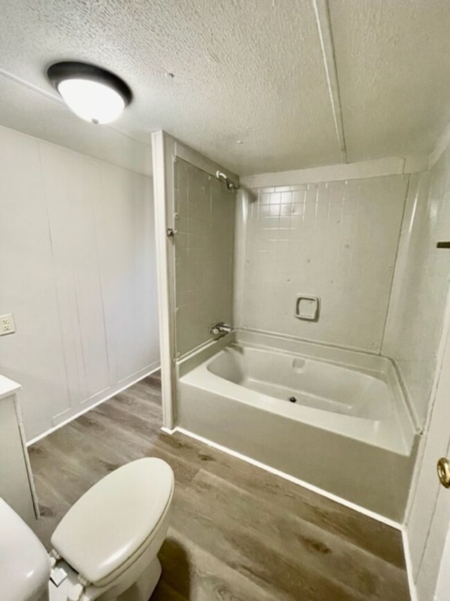 Building Photo - Adorable 2 bedroom 2 bath Mobile Home loca...