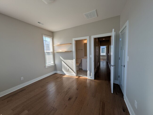 Building Photo - End-unit townhome in Bryant Park Terrace! 2-beds, 2-full baths, and 2-half baths.