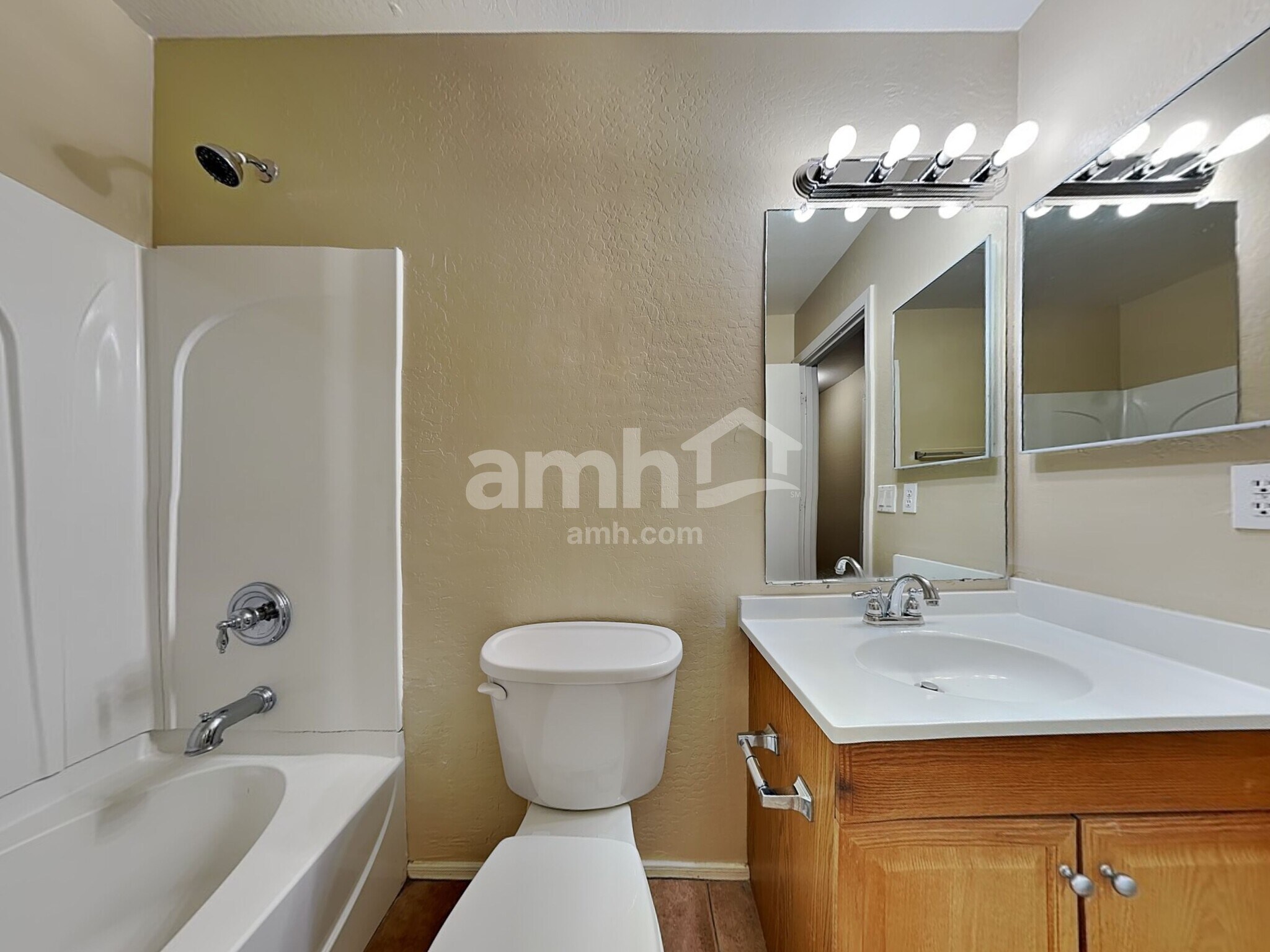 Building Photo - 1587 E Anastasia St