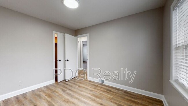 Building Photo - 3833 Chenoweth Ct