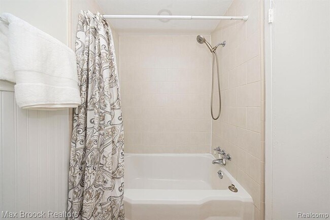 Building Photo - 695 Graefield Ct