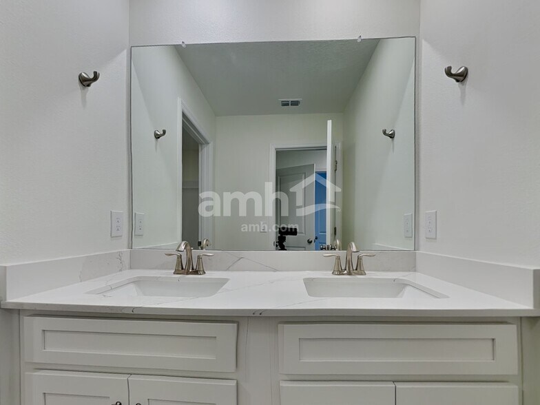 Building Photo - 5939 Sycamore Pl St