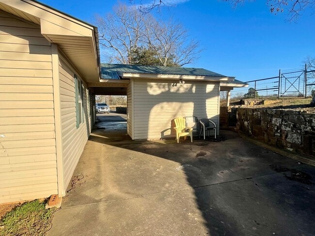 Building Photo - 3/2 on 5 Acres!