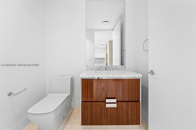 Building Photo - 15701 Collins Ave