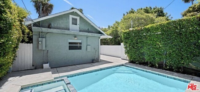 Building Photo - 1149 N Poinsettia Pl