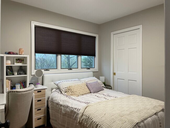 Building Photo - 33 Pilgrim Dr