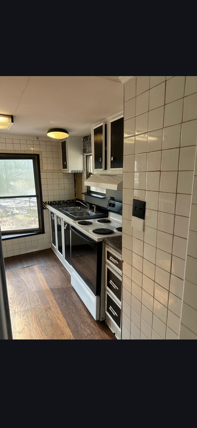 Building Photo - 8910 Via Ln