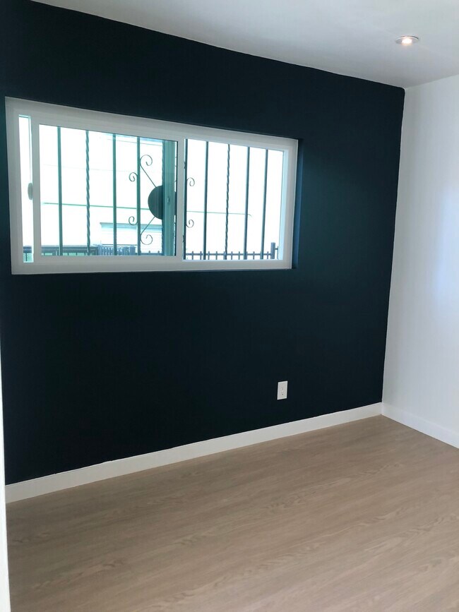 Building Photo - 2441 N Beachwood Dr