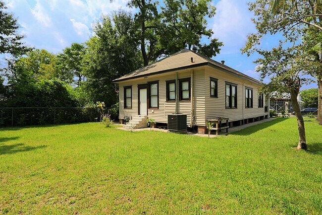 Building Photo - 1211 Bingham St