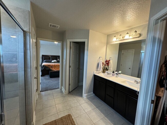 Building Photo - Modern 3-Bedroom Home Near Alamo Ranch with Covered Patio & Privacy Fence