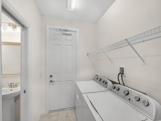 Building Photo - 1184 S Community Dr
