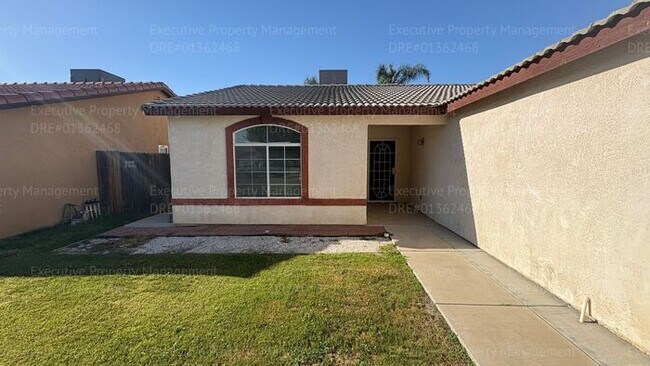 Building Photo - 4 bedroom 2 bathroom split wing home in North Bakersfield