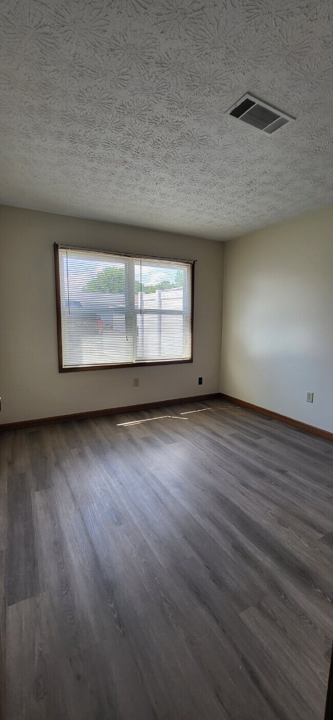 Building Photo - 1 Bed Single Level Apartment with Garage