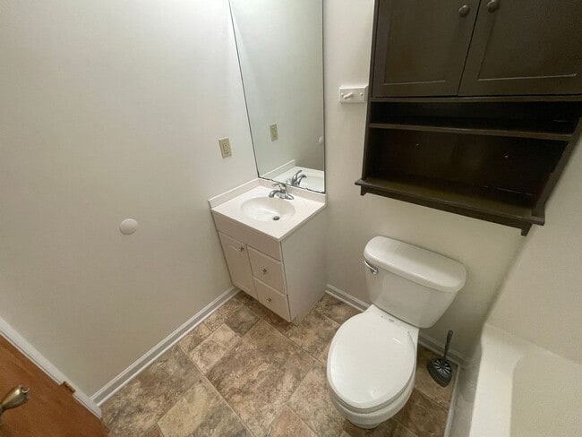 Building Photo - 3 bedroom 2 bath house available