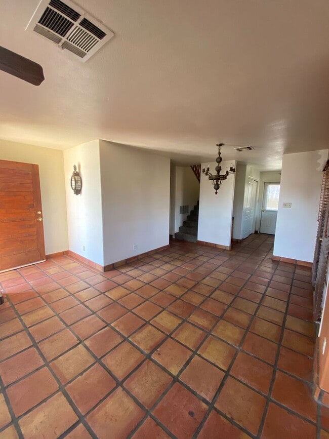 Building Photo - Beautiful 2 Story Town Home Located off of...