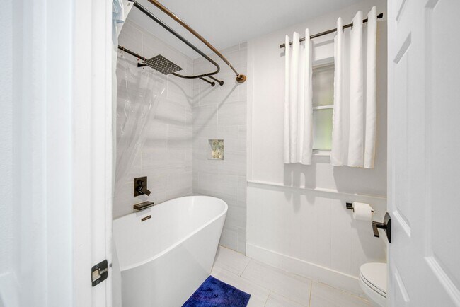 Building Photo - 605 Squires Row